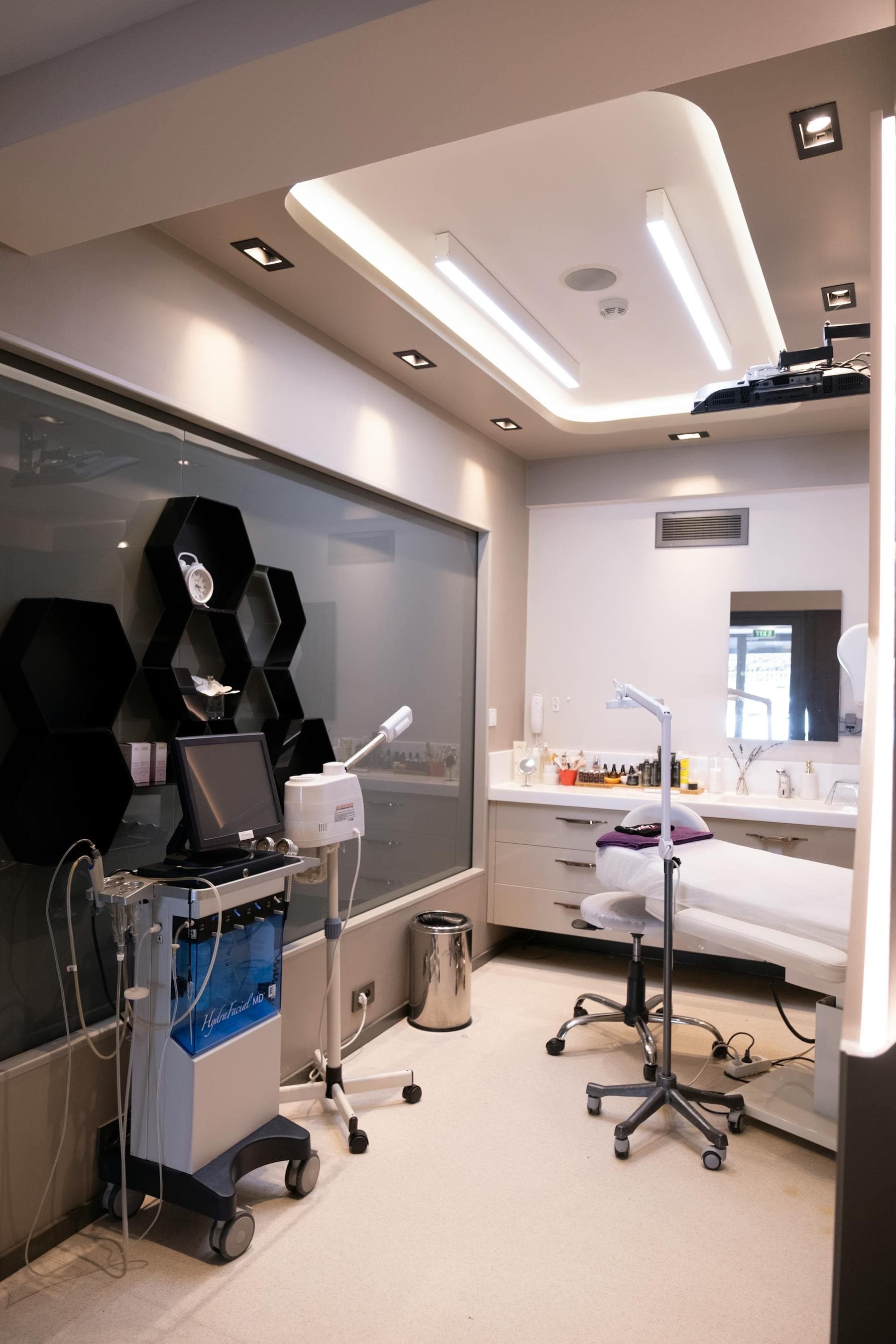 Private clinical setting representing Royal Cosmetic Clinic practitioner care
